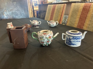 Sept th&eacute;i&egrave;res en porcelaine de Chine bleu, blanc, famille rose, verte et en gr&egrave;s de Yixing, Kangxi et post&eacute;rieur