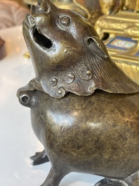 Paire de br&ucirc;le-parfums en bronze en forme de cr&eacute;ature mythique, Chine, 19&egrave;me/20&egrave;me si&egrave;cle