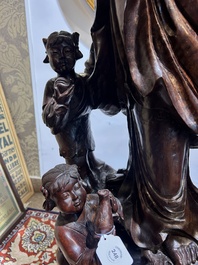 Grande Guanyin entour&eacute;e d'enfants en bois sculpt&eacute;, Chine, 20&egrave;me si&egrave;cle