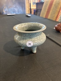 Een Chinese ge-type driepotige wierookbrander, 19de/20ste eeuw