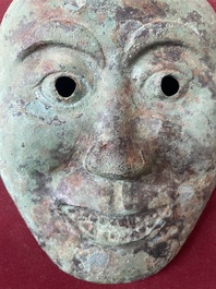 Masque fun&eacute;raire en bronze, Chine, probablement Liao