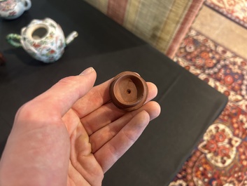 Sept th&eacute;i&egrave;res en porcelaine de Chine bleu, blanc, famille rose, verte et en gr&egrave;s de Yixing, Kangxi et post&eacute;rieur