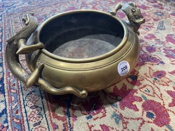 Br&ucirc;le-parfum en bronze &agrave; d&eacute;cor en relief, marque de Xuande, Chine, 19&egrave;me/20&egrave;me si&egrave;cle