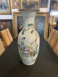 Trois vases en porcelaine de Chine famille rose &agrave; d&eacute;cor figuratif, 19&egrave;me/20&egrave;me si&egrave;cle