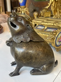 Paire de br&ucirc;le-parfums en bronze en forme de cr&eacute;ature mythique, Chine, 19&egrave;me/20&egrave;me si&egrave;cle