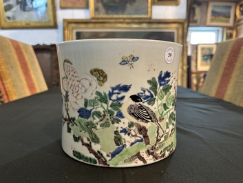 Grand pot &agrave; pinceaux en porcelaine de Chine famille verte &agrave; d&eacute;cor d'oiseaux sur branches fleuries et de papillons, Chine, 20&egrave;me si&egrave;cle