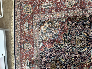 Een vermoedelijk Indisch Qom (Qum/Ghom) tapijt met floraal decor, wol op katoen, 20ste eeuw