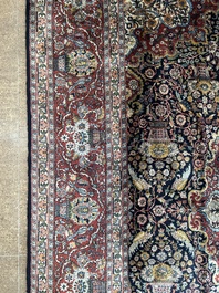 Een vermoedelijk Indisch Qom (Qum/Ghom) tapijt met floraal decor, wol op katoen, 20ste eeuw