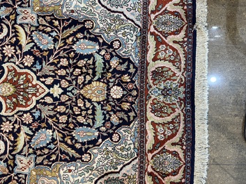 Een Perzisch Kashmir tapijt met floraal decor, zijde op katoen, 20ste eeuw