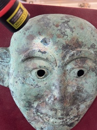 Masque fun&eacute;raire en bronze, Chine, probablement Liao