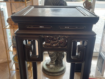 Socle de forme carr&eacute;e en bois sculpt&eacute;, Chine, 19&egrave;me si&egrave;cle