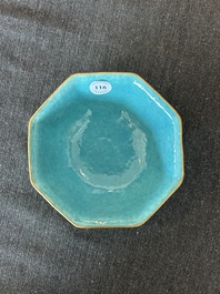 Bol de forme hexagonale en porcelaine de Chine famille rose &agrave; d&eacute;cor de dragons, marque et &eacute;poque de Tongzhi