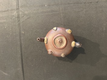 Sept th&eacute;i&egrave;res en porcelaine de Chine bleu, blanc, famille rose, verte et en gr&egrave;s de Yixing, Kangxi et post&eacute;rieur