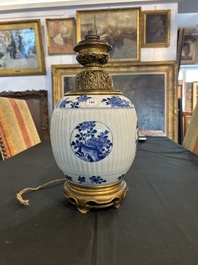Vase en porcelaine de Chine bleu et blanc &agrave; d&eacute;cor floral mont&eacute; en lampe aux montures en bronze dor&eacute;, Kangxi