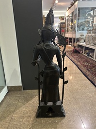 Grande figure de Tara debout sur un tr&ocirc;ne de lotus en bronze patin&eacute;, Nepal, 19&egrave;me/20&egrave;me si&egrave;cle