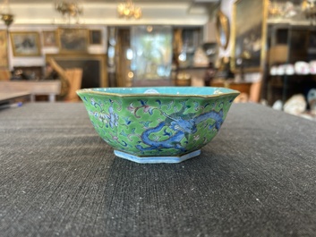 Bol de forme hexagonale en porcelaine de Chine famille rose &agrave; d&eacute;cor de dragons, marque et &eacute;poque de Tongzhi