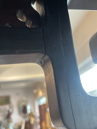 Socle de forme carr&eacute;e en bois sculpt&eacute;, Chine, 19&egrave;me si&egrave;cle