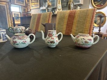 Sept th&eacute;i&egrave;res en porcelaine de Chine bleu, blanc, famille rose, verte et en gr&egrave;s de Yixing, Kangxi et post&eacute;rieur