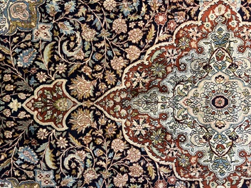 Een Perzisch Kashmir tapijt met floraal decor, zijde op katoen, 20ste eeuw