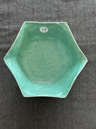 Bol de forme hexagonale en porcelaine de Chine famille rose &agrave; d&eacute;cor de dragons, marque et &eacute;poque de Tongzhi