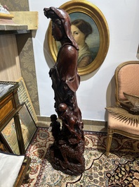 Grande Guanyin entour&eacute;e d'enfants en bois sculpt&eacute;, Chine, 20&egrave;me si&egrave;cle