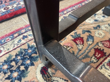 Socle de forme carr&eacute;e en bois sculpt&eacute;, Chine, 19&egrave;me si&egrave;cle