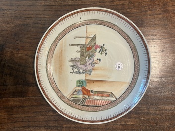 Paire d'assiettes en porcelaine de Chine famille rose &agrave; d&eacute;cor de lettr&eacute; et son serviteur dans un int&eacute;rieur, Qianlong/Jiaqing