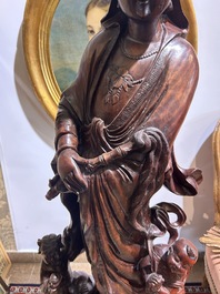 Grande Guanyin entour&eacute;e d'enfants en bois sculpt&eacute;, Chine, 20&egrave;me si&egrave;cle