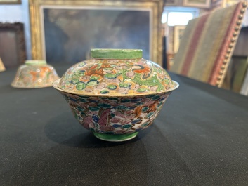 Paire de vols couverts en porcelaine de Chine famille rose de Canton &agrave; d&eacute;cor de dragons, 19&egrave;me si&egrave;cle