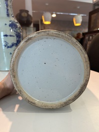 Paire de vases en porcelaine de Chine bleu et blanc sur fond c&eacute;ladon &agrave; d&eacute;cor d'antiquit&eacute;s, 19&egrave;me si&egrave;cle