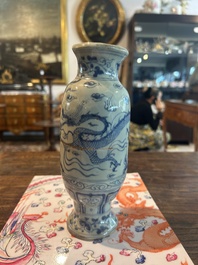 Vase en porcelaine de Chine en bleu et blanc &agrave; d&eacute;cor d'un dragon parmi des nuages, probablement Yuan