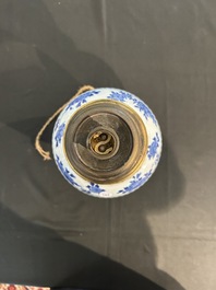 Vase en porcelaine de Chine bleu et blanc &agrave; d&eacute;cor floral mont&eacute; en lampe aux montures en bronze dor&eacute;, Kangxi