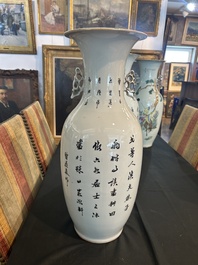 Trois vases en porcelaine de Chine famille rose &agrave; d&eacute;cor figuratif, 19&egrave;me/20&egrave;me si&egrave;cle