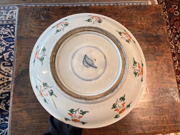 Deux plats en porcelaine de Chine famille verte &agrave; d&eacute;cor floral, Kangxi