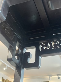 Socle de forme carr&eacute;e en bois sculpt&eacute;, Chine, 19&egrave;me si&egrave;cle