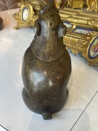 Paire de br&ucirc;le-parfums en bronze en forme de cr&eacute;ature mythique, Chine, 19&egrave;me/20&egrave;me si&egrave;cle
