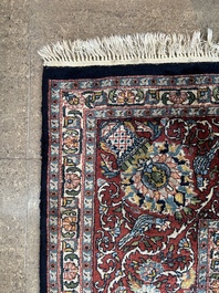 Een vermoedelijk Indisch Qom (Qum/Ghom) tapijt met floraal decor, wol op katoen, 20ste eeuw