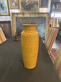 Vase de forme rouleau en porcelaine de Chine monochrome jaune &agrave; d&eacute;cor incis&eacute; de ph&eacute;nix, 19&egrave;me si&egrave;cle