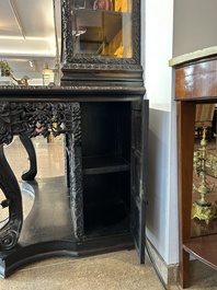 Vitrine en bois dur sculpt&eacute;, Chine ou Vietnam, 19&egrave;me si&egrave;cle