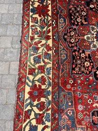 A Persian Bakhtiar rug with floral design, wool on cotton, 20th C.