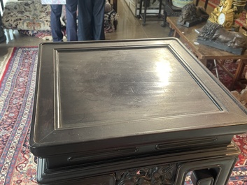 Socle de forme carr&eacute;e en bois sculpt&eacute;, Chine, 19&egrave;me si&egrave;cle