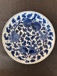 Plat en porcelaine de Chine bleu et blanc &agrave; d&eacute;cor 'sanduo', Kangxi