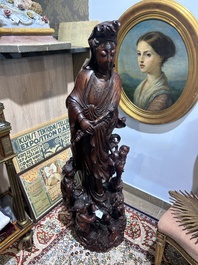 Grande Guanyin entour&eacute;e d'enfants en bois sculpt&eacute;, Chine, 20&egrave;me si&egrave;cle