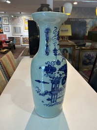 Paire de vases en porcelaine de Chine bleu et blanc sur fond c&eacute;ladon &agrave; d&eacute;cor d'antiquit&eacute;s, 19&egrave;me si&egrave;cle