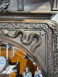 Vitrine en bois dur sculpt&eacute;, Chine ou Vietnam, 19&egrave;me si&egrave;cle