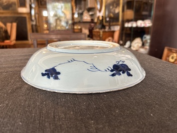 Plat en porcelaine de Chine bleu et blanc &agrave; d&eacute;cor 'sanduo', Kangxi