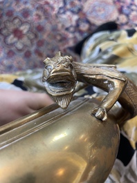 Br&ucirc;le-parfum en bronze &agrave; d&eacute;cor en relief, marque de Xuande, Chine, 19&egrave;me/20&egrave;me si&egrave;cle