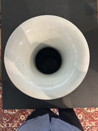 Trois vases en porcelaine de Chine famille rose &agrave; d&eacute;cor figuratif, 19&egrave;me/20&egrave;me si&egrave;cle