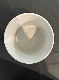 Grand pot &agrave; pinceaux en porcelaine de Chine famille verte &agrave; d&eacute;cor d'oiseaux sur branches fleuries et de papillons, Chine, 20&egrave;me si&egrave;cle