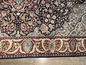 Een Perzisch Kashmir tapijt met floraal decor, zijde op katoen, 20ste eeuw